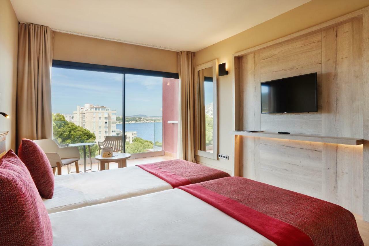 Habitación Doble con balcón y vistas parciales al mar (2 adultos y 1 niño)